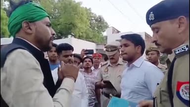 इटावा: सदर इलाक़े के कोतवाली के बाहर किसान नेता भानू गुट के कार्यकर्ताओं ने अपनी मांग को लेकर प्रदर्शन किया है