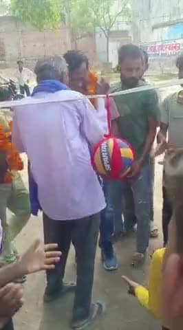 #ajbhi ग्राम सभा में  बच्चों द्वारा भव्य #वॉलीबॉल टूर्नामेंट मेरे द्वारा टूर्नामेंट का फीता काटकर उद्घाटन किया गया
 आपका अपना
 अनिल Achi रनर प्रत्याशी वार्ड 32
@arvindkejriwal