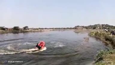 इटावा: कोतवाली क्षेत्र के अंतर्गत यमुना नदी में नहाने गए 4 दोस्तों में से एक डूबकर हुआ लापता, खोजबीन जारी