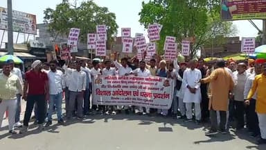 मंझनपुर: राज्यसभा सांसद की टिप्पणी के विरोध में अखिल क्षत्रिय महासभा ने मंझनपुर में किया प्रदर्शन, फूंका पुतला