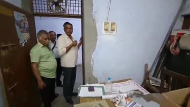 इटावा: राजकीय पॉलिटेक्निक कॉलेज में 5 फीट लंबा कोबरा सांप घुसने से कर्मचारी हुए भयभीत, वन्य जीव विशेषज्ञ ने किया रेस्क्यू