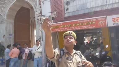 रामपुर: शुक्रवार को जामा मस्जिद में कड़ी सुरक्षा के बीच शांतिपूर्ण जुमे की नमाज़ अदा की गई, पुलिस ने ड्रोन से की निगरानी