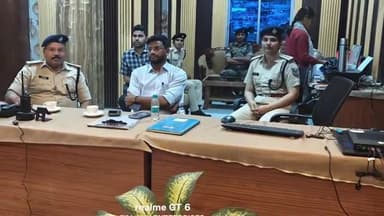 अररिया: कंट्रोल रूम अररिया से फारबिसगंज में आयोजित रामनवमी जुलूस की निगरानी डीएम और एसपी ने की