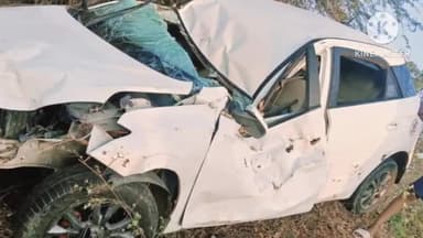 నర్సింహులపేట: ముంగిమడుగు శివారులో అదుపుతప్పి పల్టీ కొట్టిన కారు, ముగ్గురికి గాయాలు, ఆస్పత్రికి తరలింపు