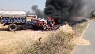 कप्तानगंज: कप्तानगंज थाना क्षेत्र में गेहूं का भूसा बनाते समय ट्रैक्टर में लगी आग