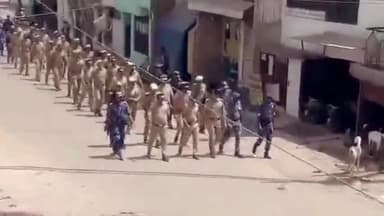 प्रयागराज: रामनवमी के दृष्टिगत ADCP नगर ने मिश्रित आबादी वाले विभिन्न क्षेत्रों में पुलिस और RAF के साथ किया फ्लैग मार्च