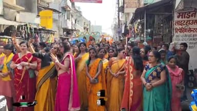 पूरनपुर नगर मे रामनवमी पर्व पर निकाली गई शोभा यात्रा। यात्रा मे महिला, पुरषों नए भारी तादाद मे हिस्सा लिया।