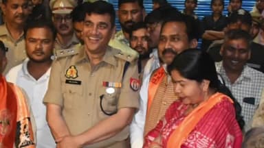 मिलक: मिलक के 3 बत्ती चौराहे पर एसपी शोभा यात्रा में शामिल हुए, पुलिस अधीक्षक ने सुरक्षा को लेकर अफसरों को दिए जरूरी निर्देश