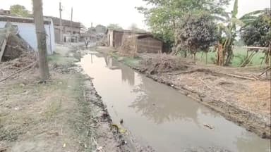 गौनहा: बेलसंडी पंचायत के बलुआ में नल-जल की पाइप फटने से मुख्य सड़क जलमग्न, राहगीरों को हो रही है परेशानी #jansamasya