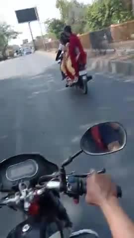 #कानपुर नगर में
 रामादेवी से गंगागंज pac मोड़ 
यातायात की लापरवाही दुर्घटना होने पर जिम्मेदार कौन