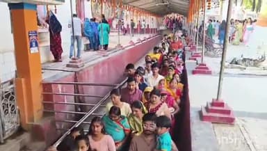 मुंगेर: रामनवमी पर मां चंडिका स्थान में पूजा-अर्चना के लिए उमड़ी भीड़, सुरक्षा के लिए पुलिस बल तैनात