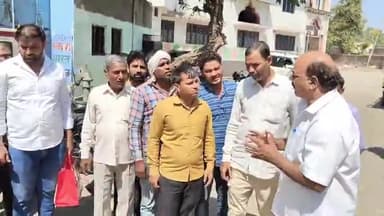 धनौरा: अवैध ई रिक्शा चालकों के खिलाफ प्रशासन ने चलाया अभियान,गजरौला पालिका चेयरमैन पूर्व विधायक से मिले ई रिक्शा चालक