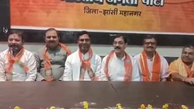 झांसी: पुरानी तहसील स्थित भाजपा जिला कार्यालय में रामनवमी और पार्टी का स्थापना दिवस मनाया गया, ध्वजारोहण भी किया गया