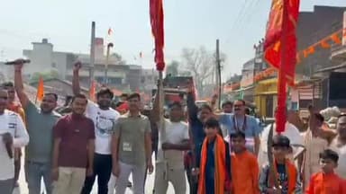 सतबरवा: सतबरवा में महावीर झंडा पताका के साथ निकला जुलूस, जय श्री राम-बजरंगबली के जयकारों से गूंज उठा इलाका