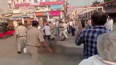 नरसिंहपुर: सुभाष पार्क चौराहे पर कांग्रेस का विरोध प्रदर्शन, पुलिस ने CM का पुतला छुड़ाया, फायर ब्रिगेड की बौछार