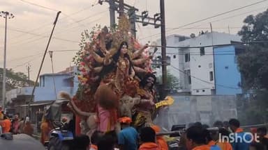 सुपौल: चकला निर्मली से चैती दुर्गा पूजा के लिए मूर्ति विसर्जन के दौरान शहर भ्रमण में बड़ी संख्या में लोग शामिल हुए