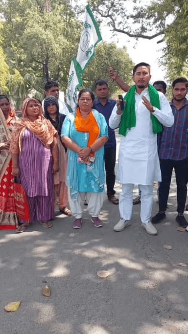 मेरठ: मेरठ में प्राइवेट स्कूलों की मनमानी पर किसान यूनियन सख्त, एक ही दुकान से किताब-ड्रेस खरीदने का दबाव