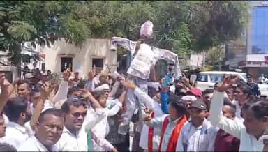 बांसवाड़ा: बी ए पी ने उदयपुर सांसद मन्नालाल रावत का कलेक्ट्रेट चौराहे पर नारेबाजी करते हुए पुतला दहन किया