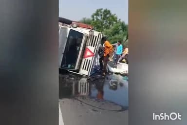 तराना: उज्जैन-कनीपुरा रोड पर खजुरिया परमार गांव के पास मछलियों से भरा मिनी ट्रक पलट गया, एक व्यक्ति घायल