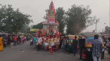 दनियावां: भाजपा स्थापना दिवस पर कार्यकर्ताओं ने निकाली भव्य शोभा यात्रा, ढोल-बाजे की धुन पर नाचते दिखे