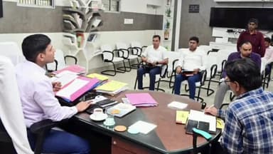 बक्सर: बक्सर कलेक्ट्रेट में डीएम ने नगर निकायों की समीक्षा की