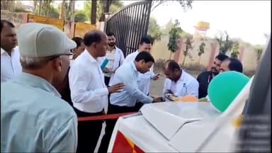 इटावा: सदर तहसील क्षेत्र के सीएमओ कार्यालय से 8 नई एम्बुलेंस को सीएमओ ने फीता काटकर व पूजा अर्चना के साथ रवाना किया