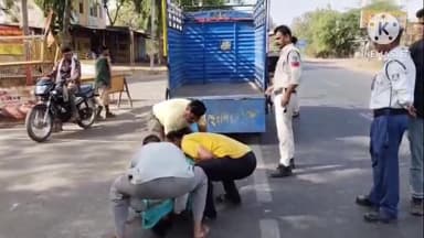 आगर: सुसनेर मार्ग पर बैजनाथ गेट के पास तूफान कार ने बाइक को टक्कर मारी, बड़ा गवलीपुरा की 40 वर्षीय महिला की मौत