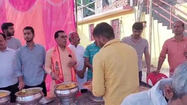 हनुमान मंदिर गोलंबर के प्रांगण में भंडारा में भाग लेकर प्रसाद वितरण सेवा में भाग लेते सैनिक संघ अध्यक्ष