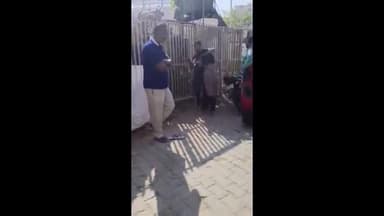 झांसी: पुलिया नंबर नो पुलिस चौकी के बगल में पति-पत्नी का हाई वोल्टेज ड्रामा का वीडियो सोशल मीडिया पर हुआ वायरल