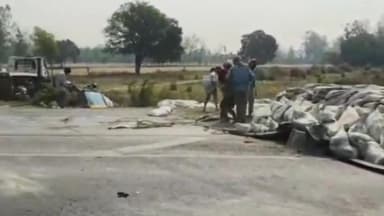 बिलारी: मुरादाबाद-अलीगढ़ राजमार्ग पर सीमेंट के कट्टे लेकर जा रहा वाहन अनियंत्रित होकर पलटा