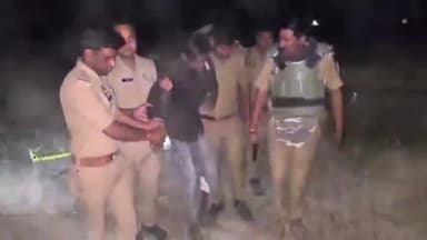 इटावा: चौबिया पुलिस ने मुठभेड़ में अंतर्जनपदीय चोर गिरोह के 2 सदस्यों को किया गिरफ्तार, एसएसपी ने प्रेस वार्ता में किया खुलासा