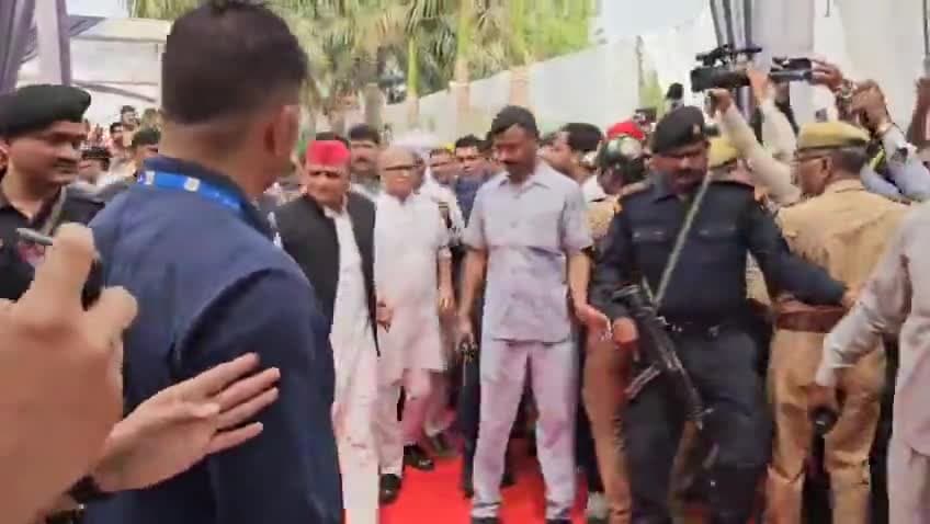 जौनपुर: सपा अध्यक्ष अखिलेश यादव का दौरा, जौनपुर पहुंचे सपा अध्यक्ष अखिलेश यादव ।
#yadavakhilesh #shorts