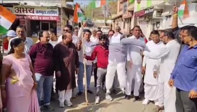 बांसवाड़ा: जिला कांग्रेस कार्यालय के बाहर भाजपा के पूर्व विधायक ज्ञान देव आहूजा का पुतला दहन किया गया