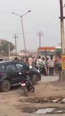 सिकंंदराबाद: सिकंदराबाद के औद्योगिक क्षेत्र में नेशनल हाईवे-34 पर रोडवेज ने बाइक सवार को मारी ज़ोरदार टक्कर, युवक की हुई मौत