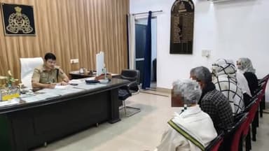 कांठ: एसपी देहात कुंवर आकाश सिंह ने अपने कार्यालय पर जनसुनवाई कर ग्रामीणों की समस्याएं सुनीं