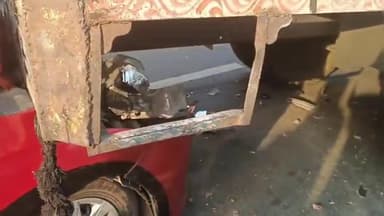 मथुरा: दिल्ली आगरा राष्ट्रीय राजमार्ग पर रिफायनरी के समीप दो ट्रैकों के बीच फसी कार, हुई क्षतिग्रस्त और उड़े परखच्चे