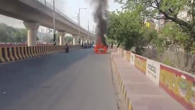 नोएडा: चलती कार बनी आग का गोला चलते-चलते कार में लगी आग, चालक ने किसी तरह अपनी जान बचाई।
#shorts  #news  #viral