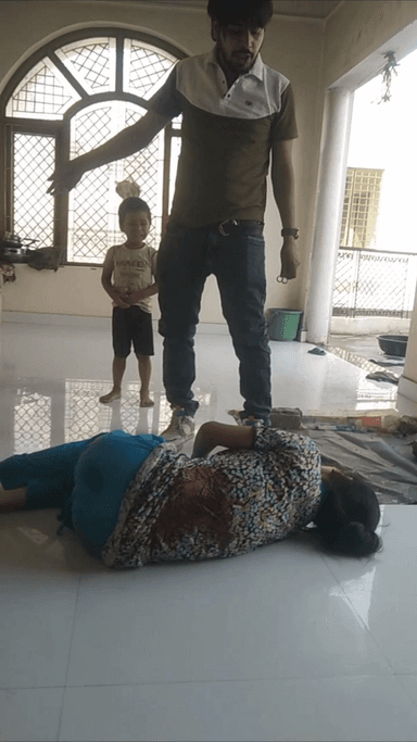 मेरठ: इत्तेफाक नगर में पति ने पत्नी के साथ की मारपीट, चाकू से किया हमला, पत्नी घायल, अस्पताल में भर्ती