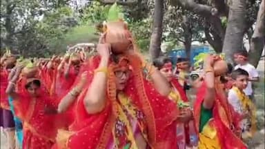 गोरौल: चैनपुर गांव में श्रीमदभागवत कथा ज्ञान महायज्ञ को लेकर निकाली गई कलश यात्रा