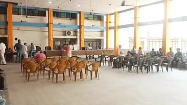 नरसिंहपुर: कलेक्ट्रेट की जनसुनवाई में नहीं पहुंचे अधिकारी, आवेदकों ने कार्यवाही न होने का लगाया आरोप