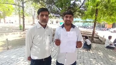 नरसिंहपुर: कलेक्ट्रेट परिसर के बाहर पानी पीने की व्यवस्था करवाने की मांग को लेकर वाहन चालकों ने कलेक्टर को दिया आवेदन