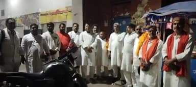 दिल्ली से बक्सर आगमन पर बक्सर स्टेशन पर राजग साथियों के द्वारा गर्मजोशी के साथ जदयू जिलाध्यक्ष अशोक भैया ने रवि राज को आशीर्वाद दिया, जिससे एक नई उमंग और उत्साह का संचार हुआ।