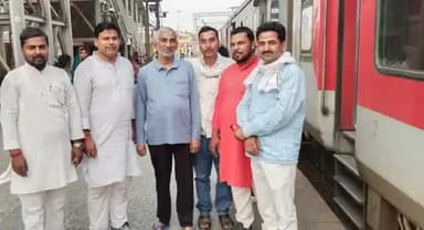 जदयू कोटे से बिहार विधान परिषद सदस्य सह वरीय प्रदेश उपाध्यक्ष माननीय श्री रविन्द्र सिंह जी का इंदौर से पटना जाने के क्रम में बक्सर स्टेशन पर शिष्टाचार मुलाकात करते साथी.