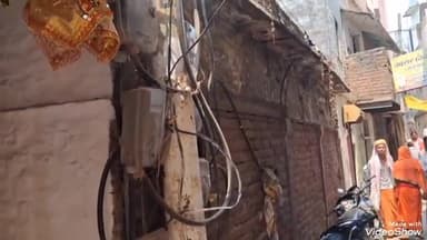 मिर्ज़ापुर: विंध्याचल पुरानी वीआईपी के पास गली में बिजली के मीटर से धुआं निकलने का वीडियो हुआ वायरल