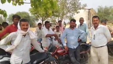 सीतापुर: सुल्तानपुर में सड़क पर अनियंत्रित होकर ट्रैक्टर पलटने से चालक की हुई दर्दनाक मौत, ट्रैक्टर के नीचे दबा