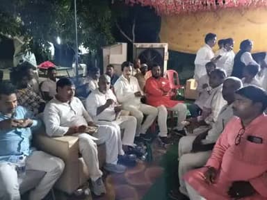 राजग के सहयोगी दल हम पार्टी के जिलाध्यक्ष बलिराम कुशवाहा जी के लड़के के तिलक समारोह में जदयू जिलाध्यक्ष अशोक कुमार सिंह जी के साथ शामिल होकर रवि राज एवं पार्टी के साथियों ने एकता और सामाजिक समरसता का संदेश दिया। मौके पर मुख्य रूप से दीना नाथ