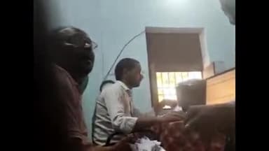 बिहार: बिहारशरीफ प्रखंड कार्यालय के मनरेगा कार्यालय में कर्मी का रुपए लेते हुए वीडियो हुआ वायरल