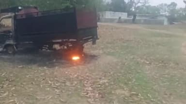 बूरमू: पतरातू गांव में BSNL टावर से बैटरी चोरी करने वाले अज्ञात चोरों के वाहनों को ग्रामीणों ने जलाया