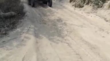 पूरनपुर: पिपरिया जयभद्र गांव के पास चल रहा मिट्टी खनन, ग्रामीण व राहगीर धूल भरे रास्ते से गुजरने को मजबूर, वीडियो हुआ वायरल