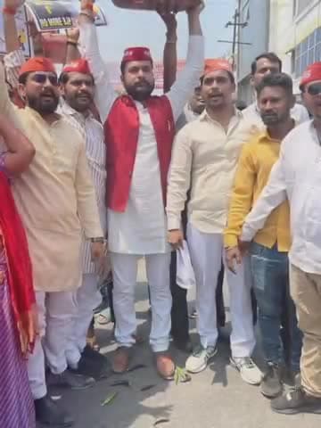 कानपुर: मुलायम सिंह युद्ध ब्रिगेड ने सिलेंडर चौराहे पर घरेलू गैस और पेट्रोल के बढ़े दामों को लेकर किया प्रदर्शन